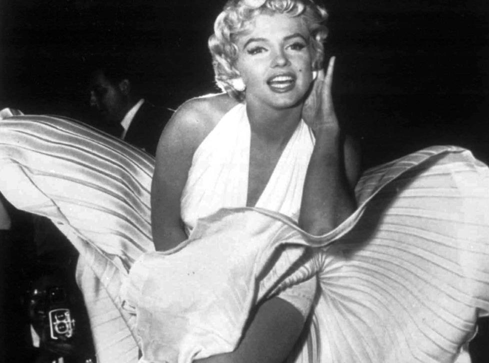 IKONISK: Marilyn Monroe og den ber�mte kjolen under filminnspillingen i 1954. Foto: MATTY ZIMMERMANN / AP /SCANPIX