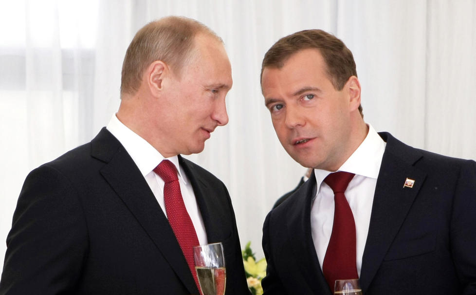 MENTOR OG PROTESJ�: Statsminister Vladimir Putin (t.v.) og Dmitrij Medvedev. Foto: ALEKSEJ NIKOLSKIJ / RIA NOVOSTI / REUTERS / SCANPIX