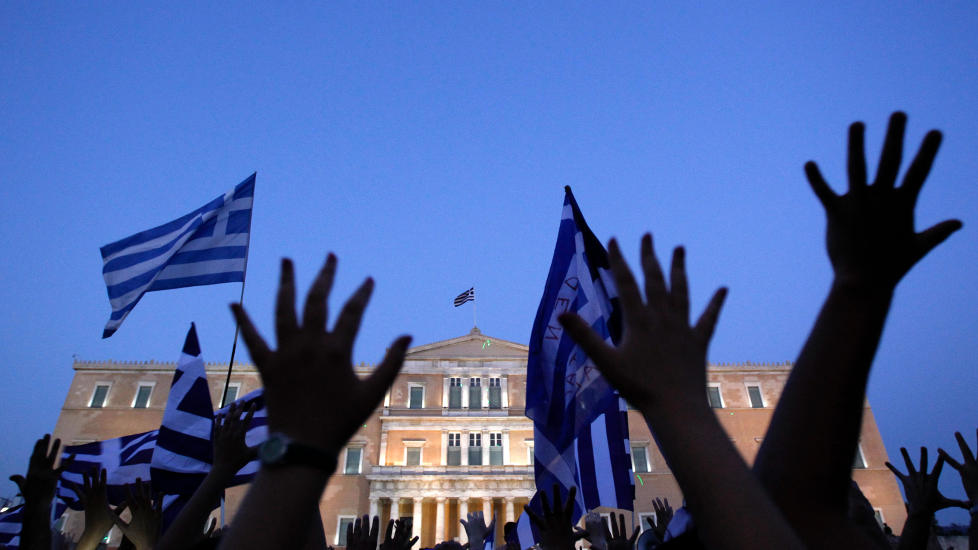DESPERATE: Demonstrasjoner viser sitt sinne mot regjeringen foran parlamentet i Aten i g�r. Foto: YIORGOS KALAHARIS / REUTERS / SCANPIX