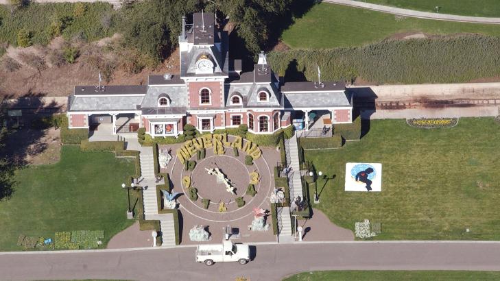 ROSEREGN: Fans skal kaste r�de roser over Michael Jacksons eiendom Neverland for � minnes popkongen to �r etter hans d�d. Foto: Armando Aroriyo/EPA/Stella Pictures