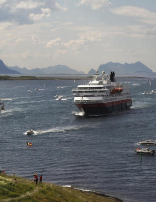 Må bruke vannkanon for å holde folk unna Hurtigruten