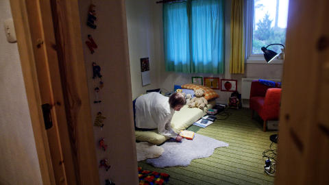 Alene, men ikke ensom: Henriette trives i hulen sin, på rommet i eneboligen i Åsane. Hun er sjelden utendørs. Alene, men ikke ensom: Henriette trives i hulen sin, på rommet i eneboligen i Åsane. Hun er sjelden utendørs.