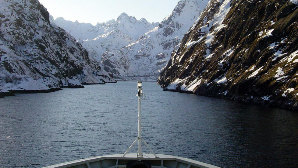 Mer av dette: N�r Hurtigruten kommer i havn i Kirkenes i dag, har flere millioner nordmenn opplevd slike bilder via skjermen. Her er MS Nordnorge i Trollfjorden. Foto: NRK