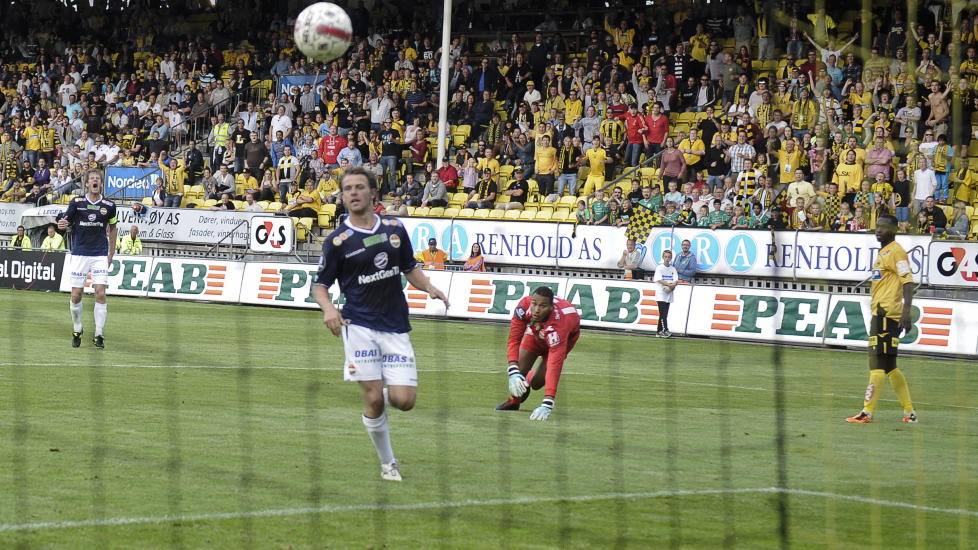 FIRE M�L - LITE ANNET: LSKs Anthony Ujah ser sitt fjerde m�l dale inn bak Godsets keeper og forsvar. Foto: Aleksander Andersen, Scanpix