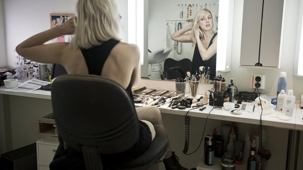 P� bakrommet: Klokka er knapt �tte, og Veronica Maggio gj�r seg klar for God morgen, Norge p� TV2. En lang dag er allerede godt i gang. Foto: Aleksander Andersen