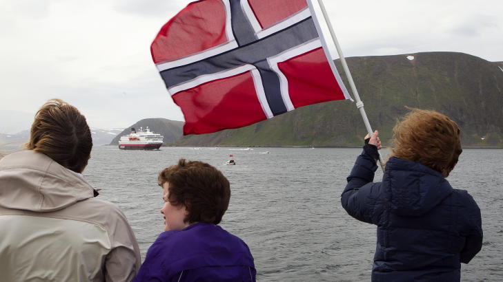 NORGESPORNO: Hurtigruten, barsk natur og et norsk flagg. Vakrere blir det ikke, vil mange si.
Foto: Heiko Junge / Scanpix NORGESPORNO: Hurtigruten, barsk natur og et norsk flagg. Vakrere blir det ikke, vil mange si.
Foto: Heiko Junge / Scanpix