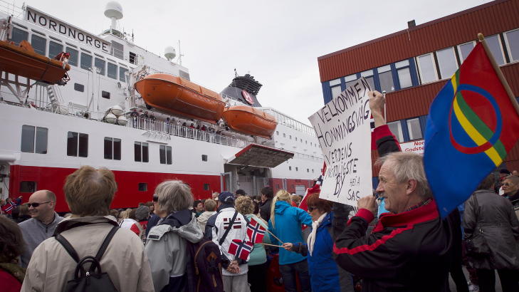 - STYGT: De fleste stedene Hurtigruten stopper ved langs kysten er stygge, sier Trond Blindheim. Likevel synes vi det er rørende vakkert.
Foto: Heiko Junge / Scanpix - STYGT: De fleste stedene Hurtigruten stopper ved langs kysten er stygge, sier Trond Blindheim. Likevel synes vi det er rørende vakkert.
Foto: Heiko Junge / Scanpix