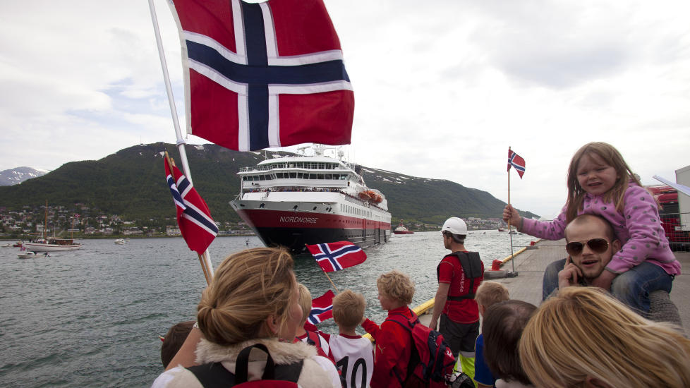 FOLKEFEST: Nordmenn elsker en folkefest. Her st�r troms�v�ringene klare med norske flagg for � heie p� MS Nordnorge.
Foto: Jan Morten Bj�rnbakk / SCANPIX