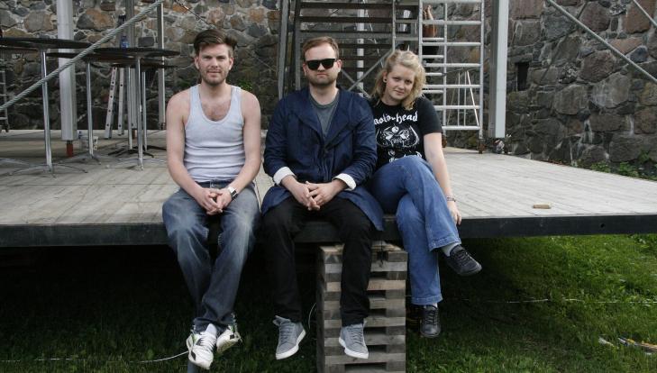 KLARE FOR FESTIVAL: ��ndelig ansvarlig� Magnus Ulvik, festivalsjef Gaute Haaversen-Westhassel og backstageansvarlig Marte Kristine Gromstad Storaas foran det som snart vil v�re V.I.P.-omr�det. Foto: Lise Gr�nskar / Dagbladet