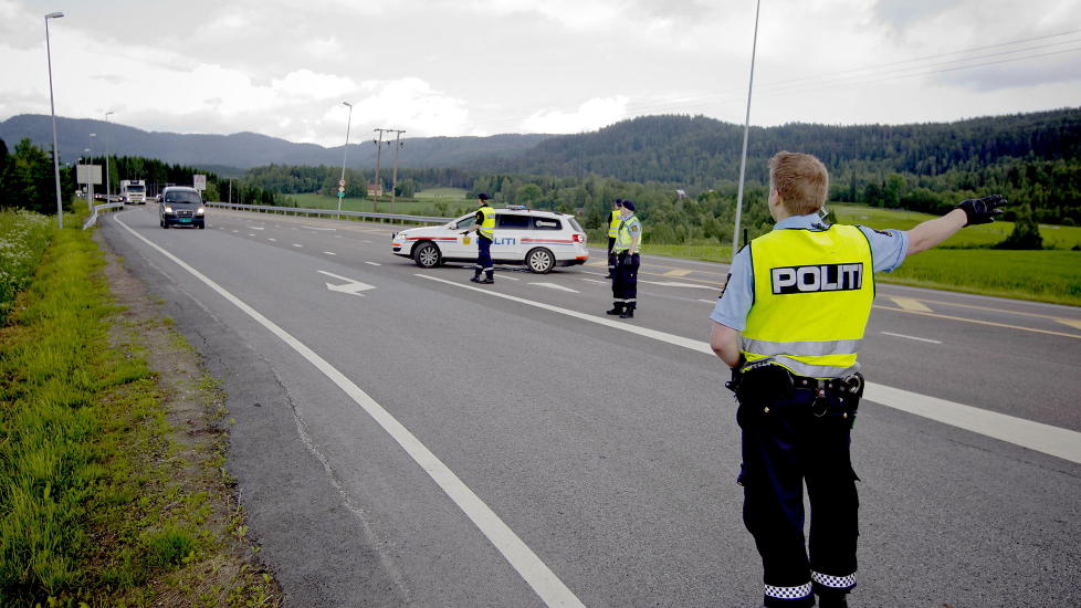 VEISPERRINGER: Politiet satte opp en rekke veisperringer i jakten p� de to sm� barna og faren. Her fra riksvei 4 p� Hadeland. Foto: BJ�RN LANGSEM / DAGBLADET