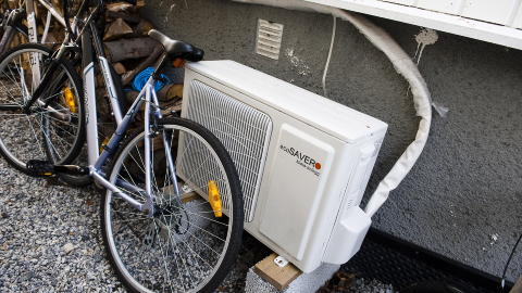 VARMEPUMPE: If�lge ny, dansk forskning f�rer varmepumpene at vi bruker mer str�m. Det er blitt vanlig varme opp flere rom i hel�rshuset og � holde fritidsboligen varm �ret rundt. Forskerne mener varmepumper har g�tt fra � v�re energieffektiv teknologi til � v�re komfortteknologi. Foto: H�kon Eikesdal / Dagbladet
