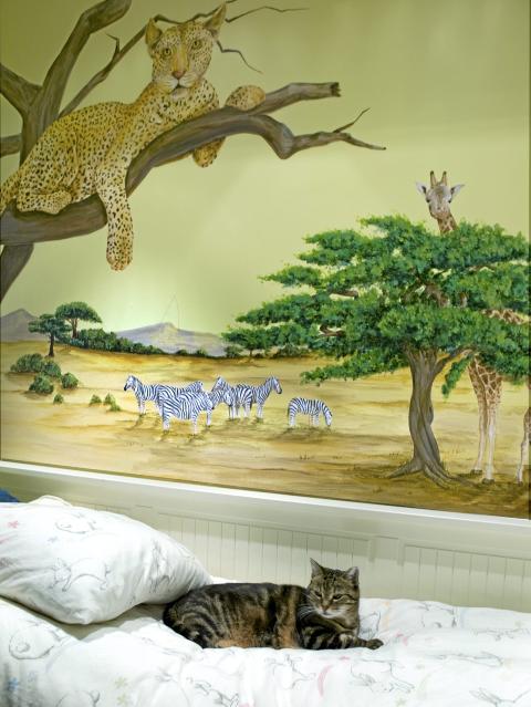 SLEKTSKAP: Barnerommet har f�tt morsomme bilder malt rett p� veggen. Monica Tollnes er illustrat�r. Katten Else f�ler seg hjemme under treet med leoparden. Foto: Sandra Aslaksen