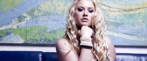 Er hun en liten pike fanget i en voksenkropp?