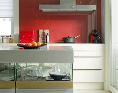 SKVETTSONE. Kj�kkeninnredningen er fra Poggenpohl. HiMacs benkeplate i fargen Sea Oat Quartz. R�de vegg dekket av glass. Foto: Sandra Aslaksen