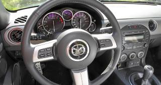 KLASSISK: Instrumentbordet i Mazda MX-5 holder seg til godt etablert sportsbiltradisjon. Foto: Terje Bj�rnsen