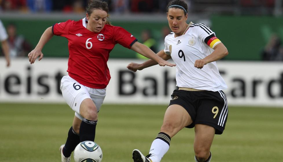 SKADD: Lisa-Marie Woods mister sommerens fotball-VM p� grunn av skade. Her sammen med Tyskalnds Birgit Prinz. Foto: AP Photo/Michael Probst