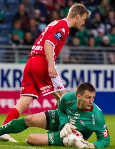 Brann-keeper viste finger til sine gamle fans