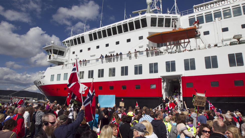 I M�L: Hurtigruten la til kai i Kirkenes i dag, dermed var det slutt p� en fem og et halvt d�gn lang direktesending p� NRK2. Trond Blindheim slaktet norgespornoen og fikk massive reaksjoner fra publikum som f�lte seg forn�rmet. Foto: REUTERS/Heiko Junge /Scanpix