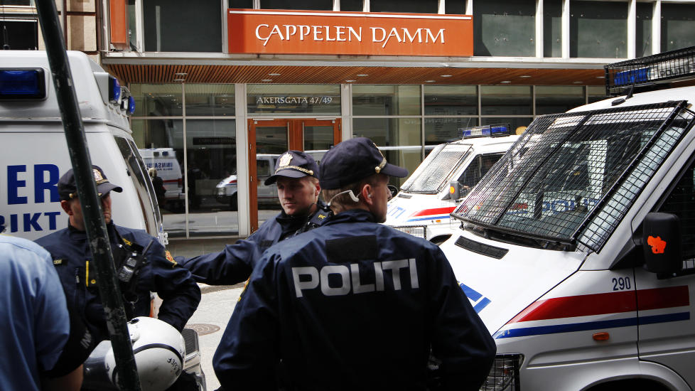 P� VAKT: Politiet holdt Cappelen Damms lokaler i Akersgata under oppsikt da boka ble utgitt tidligere denne uka. Den varslede demonstrasjonen uteble.
Foto: Erlend Aas / Scanpix