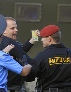 Svensk ambassad�r sl�tt, sparket og p�grepet