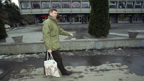 B�RENETT BRUKES BARE EN GANG: Kjell Magne Bondevik med b�renett med egyptiske motiver. Men if�lge forskning brukes de aller fleste flergangsnettene bare en gang. Bare 10 prosent tar dem med i butikken igjen. Og om de ikke gjenbrukes er disse nettene mye verre enn engangsposer, fordi det trengs mye mer energi for � produsere dem. Om de skal v�re milj�vennlige m� du faktisk ta dem med i butikken hver gang i rundt fire �r.