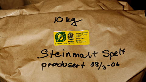 KORTREIST MAT IKKE MILJ�VENNLIG: Over 90 prosent av utslippene mat st�r for kommer fra produksjonen, ikke fra transporten. N�r vi vil ha kortreist mat begynner norske b�nder � produsere tomater p� vinteren, noe som krever mye energi. Dermed ender den kortreiste maten opp med � skade milj�et mer enn mat som produseres effektivt andre, varmere steder. 
Foto: Ole C. H. Thomassen/Dagbladet