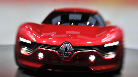 SLIPPER UT MER CO2 ENN BENSINBILER: De aller fleste elbilene kj�rer p� elektrisitet som er produsert av fossilt brennstoff og slipper ut mer enn tilsvarende bensinbiler. Dette er en Renault Dezir. Foto: AFP/ FABRICE COFFRINI