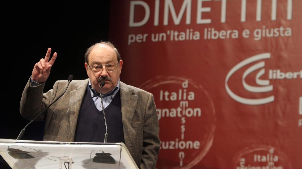 Umberto Eco  p� talerstolen under et politisk m�te i februar 2011 der Italias statsminister Silvio Berlusconi blir oppfordret til � trekke seg.  FOTO: EPA/MATTEO BAZZI  ANSA
