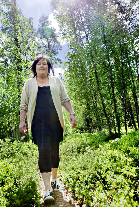 I SKOGEN: Siv bruker ofte skogen rundt huset i Sigdal i Buskerud. &mdash; Her har jeg mange ganger g�tt og spurt meg selv om hvorfor jeg ikke engang er verdt et svar, sier hun om fors�kene med � f� kontakt med sin biologiske mor. Foto: Nina Hansen