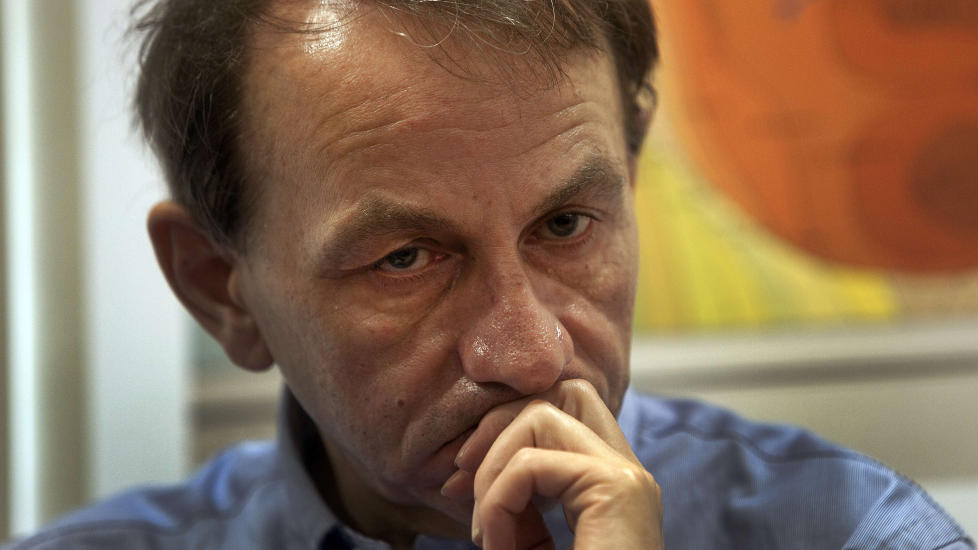 Frankrikes litter�re rabagast Michel Houellebecq er aktuell med ny roman - Kartet og terrenget . Her presenterer han boka i Tel Aviv. Foto: AFP PHOTO/MENAHEM KAHANA