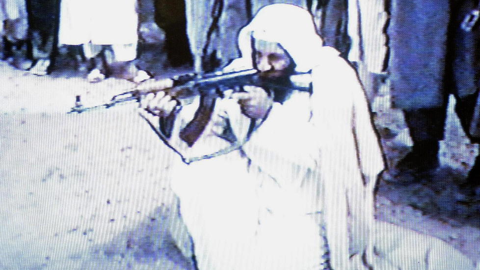 HADDE ST�TTENETTVERK: Osama bin Laden hadde et omfattende st�ttenettverk i Pakistan. Her fyrer han av sitt maskingev�r foran sine soldater i Afghanistan. Foto:EPA/AFP/Scanpix