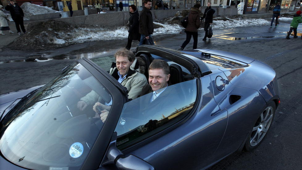 REDDER IKKE MILJ�ET: Frederic Hauge fra Bellona og Eirik Solheim ser kule ut i el-bilen Tesla. Men forskerne stiller store sp�rsm�lstegn ved elbilen. Mange elbiler slipper i dag ut mer drivhusgass enn vanlige biler.  FOTO: HENNING LILLEG�RD/DAGBLADET