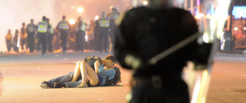 Dramatisk video viser at demonstrasjonskysset ikke bare var kos