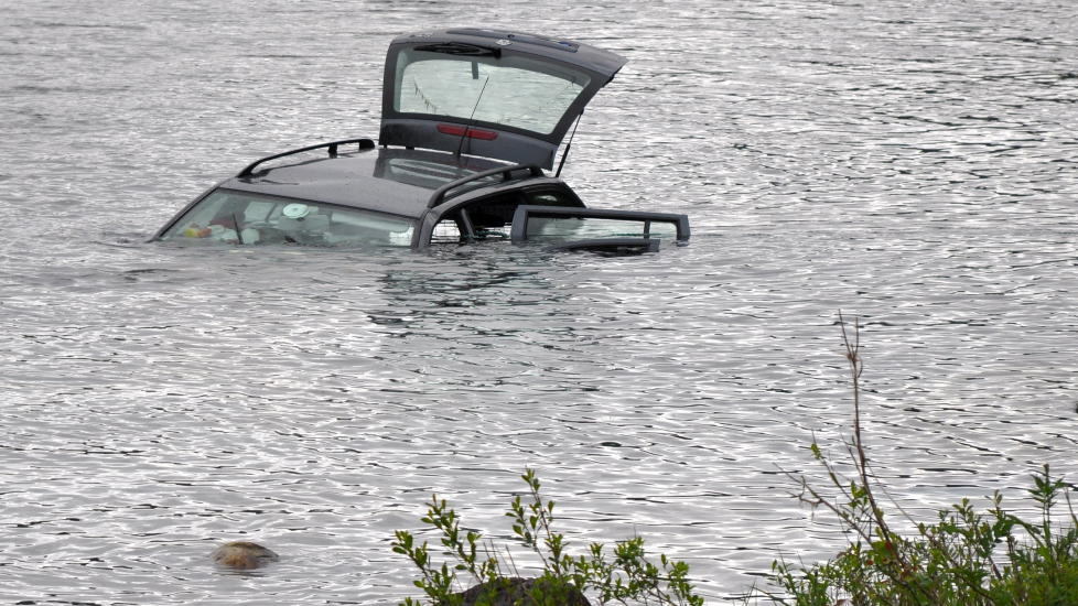 D�DSULYKKE: En mann i 20-�ra omkom og en kvinne i slutten av ten�ra skadd, etter at bilen de f�rte havnet i elva i Grong kommune i Nord-Tr�ndelag.
Foto: Bengt Steinar Nordbakk / Scanpix