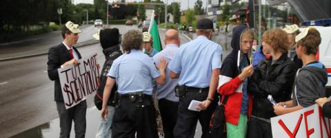 Leder for Scientologikirken p�grepet under demo