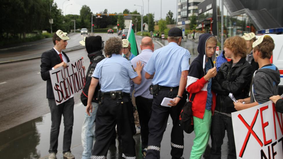 ARRESTERT: En av lederne for scientologikirken ble fredag ettermiddag tatt hand om av politiet da han nektet � fjerne seg fra en demonstrasjon. Foto: Kjetil Stormark.