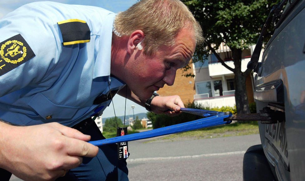 AVSKILTING P� mandag kan tollvesen, politiet og veivesenet klippe skiltet av  biler som ikke har riktig farge p� oblaten. Arkivfoto: KNUT FALCH/SCANPIX