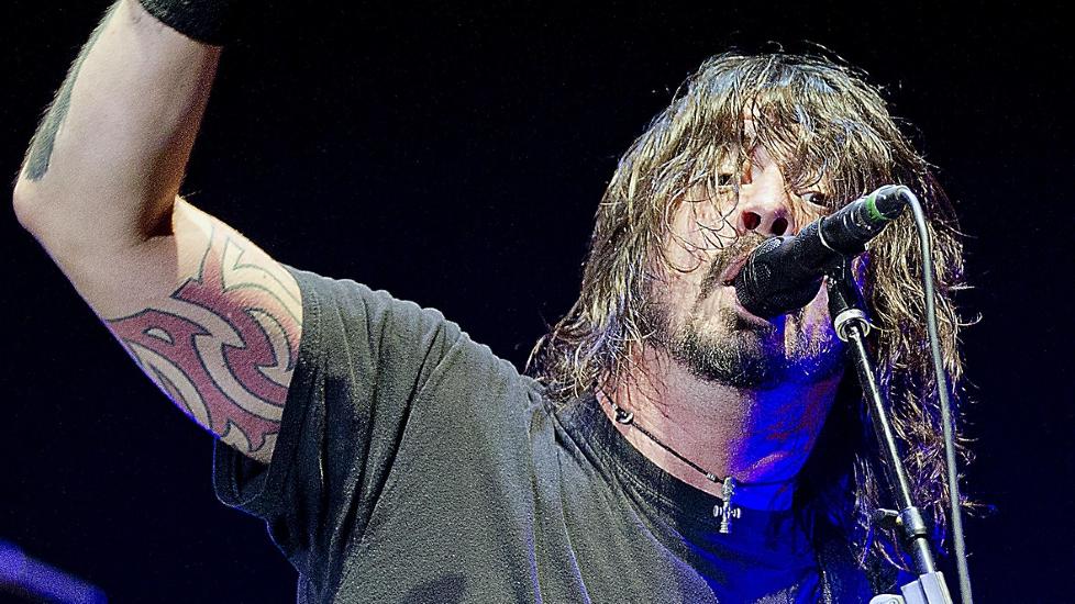 RUTINERT: Dave Grohl vet hvordan han skal takle en folkemengde. Foto: Bj�rn Langsem / Dagbladet.