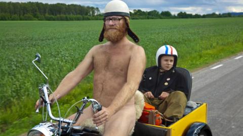 FRILYNT: Sven Nordin spiller en fritenkende arkitektfar i �S�nner av Norge�. Foto: Friland/Norsk Filmdistribusjon/Filmweb