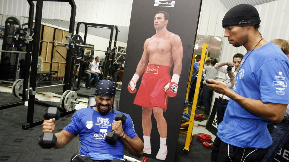 LITE KJ�RLIGHET: David Haye forbereder seg foran en stor plakat med Vladimir Klitsjko avbildet. De to m�tes til tungvektskamp i Hamburg 2. juli, s� Haye har god tid til � komme med flere verbale h�yrehooker.Foto: SCANPIX/AP/Tim Hales