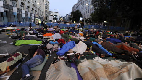 SOV UTENFOR PARLAMENTET: Det var flere demonstrasjoner i Madrid i forrige uke i forbindelse med den �konomiske krisa og �kende arbeidsledighet. Foto: AFP PHOTO/DOMINIQUE FAGET