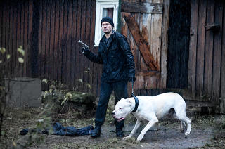 M�RK THRILLER: Danske Nikolaj Coster-Waldau spiller mot Hennie i �Hodejegerne�.Foto: Erik Aavatsmark/ Friland