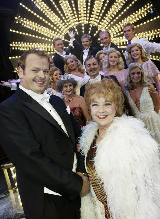 NEDTUR: Tommy Steine spilte tittelrollen i musikalen Billy, og fikk hard medfart av kritikerne. Her sammen med Grethe Kausland og resten av ensemblet. (Foto: Erik Johansen / SCANPIX)