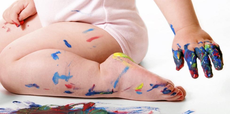 FARGERIK FRISTELSE: Barn har en tendens til � smake p� malingen. FOTO: Istockphoto.com