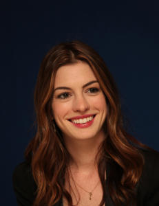 Anne Hathaway vil helst gjøre alle til lags