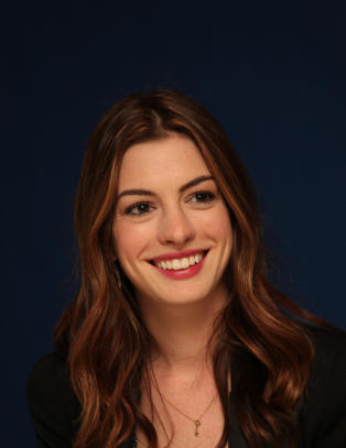 Anne Hathaway vil helst gjøre alle til lags