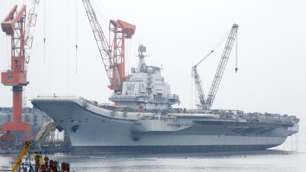 KINESISK MAKT: I et kinesiske skipsverftet i byen Dalian, nord�st i landet, ligger det som skal bli Folkerepublikken Kinas f�rste milit�re hangarskip. Hva som vil bli konsekvensen diskuteres n� i hele reigionen, if�lge Foreign Policy. Foto: SCANPIX/REUTERS