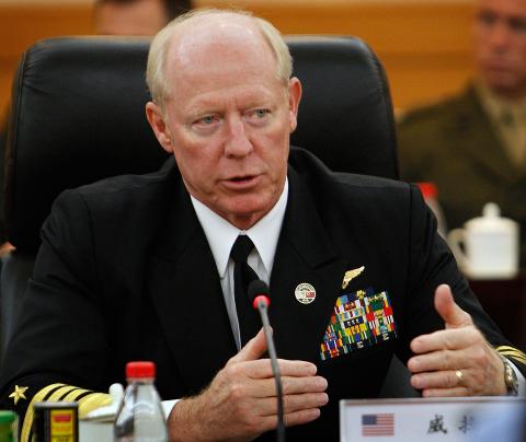 IKKE BEKYMRET: Admiral Robert Willard, som er leder for USAs stillehavskommando, sa i april i et intervju med Bloomberg at han �ikke er bekymret�. USAs stillehavskommando strekker seg fra USAs vestkyst til �stkysten av Afrika og omfatter over 50 prosent av jordens landomr�der, n�rmere 60 prosent av jordens befolkning og 43 forskjellige land. Foto: AP/ANDY WONG/SCANPIX