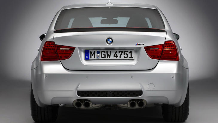 G�R SOM EN PORSCHE: Med 450 hester akselererer BMW M3 CRT som en kvass Porsche. Eksosanlegget er laget i titan, og mange komponenter er st�pt i karbonfiber. Foto: BMW