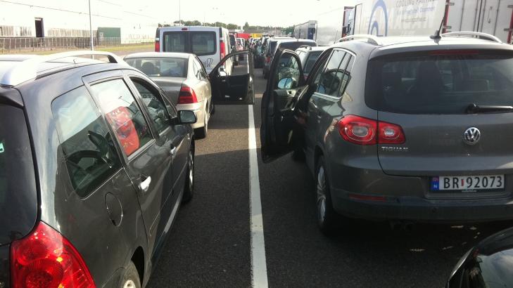 LANGE K�ER: Slik s� det ut p� fergekaia i Horten i dag tidlig. Foto: Dagbladet-tipser